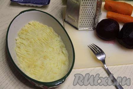 Картошку почистить, натереть на крупной тёрке. Выложить картошку в форму (или в кулинарное кольцо диаметром 16-18 сантиметров, стоящее на плоской тарелке).&nbsp;