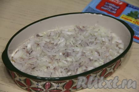 Лук очистить, мелко нарезать, выложить поверх сельди. Сбрызнуть лук уксусом.&nbsp;