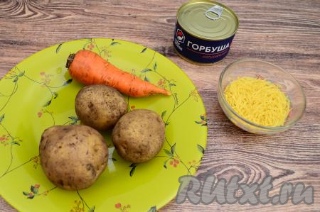 Подготовить продукты. Для этого первого блюда можно взять любые рыбные консервы в собственном соку (или в масле). Я взяла консервированную горбушу в собственном соку (вес 245 грамм).