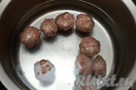 В кастрюлю влить 2 литра воды, выложить фрикадельки и поставить на огонь, довести до кипения.