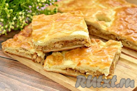 Пирог с курицей и капустой из слоёного теста 