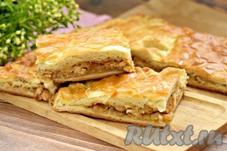 Пирог, приготовленный из слоёного теста с достаточно сочной начинкой из курицы и капусты, получается очень вкусным и сытным, к столу подаём его тёплым или полностью остывшим.