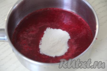 В сотейник с клюквенной смесью всыпать сахар и агар-агар.&nbsp;