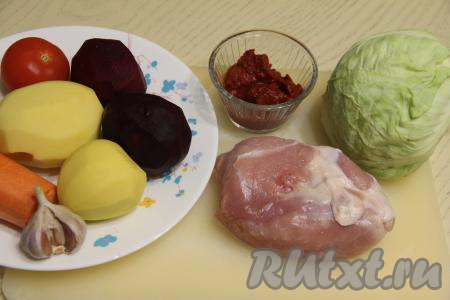 Подготовить продукты для приготовления борща из филе индейки. Картошку, свеклу, морковь, лук и чеснок почистить. Можно использовать 1 крупную свеклу, у меня - 2 средние. Очищенную картошку поместить в воду, чтобы она не потемнела. Филе индейки промыть водой.