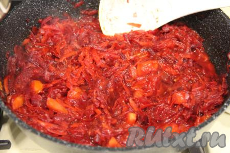 Перемешать и тушить овощи ещё 5 минут на небольшом огне, иногда помешивая. Затем влить в сковороду 1 столовую ложку уксуса 9% и перемешать. Уксус добавляется для того, чтобы овощи сохранили свои цвета и борщ получился ярким.