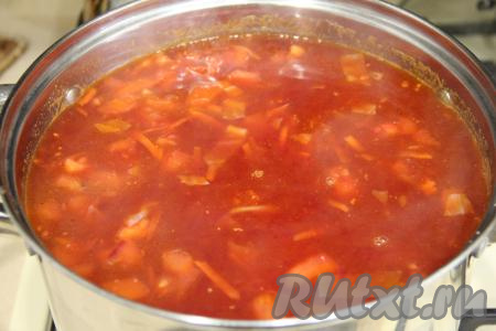 После того как картошка и капуста проварятся 20 минут (станут достаточно мягкими), добавить в кастрюлю овощи, протушившиеся с томатной пастой. 