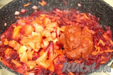 В сковороду с овощами, протушившимися до мягкости, добавить томатную пасту и мелко нарезанный помидор (предварительно с помидора, по желанию, можно снять кожуру).