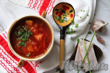 Вкусный, яркий, насыщенный борщ, сваренный из филе индейки, разлить по тарелкам и подать в горячем виде к столу, дополнив свежей зеленью и сметаной.