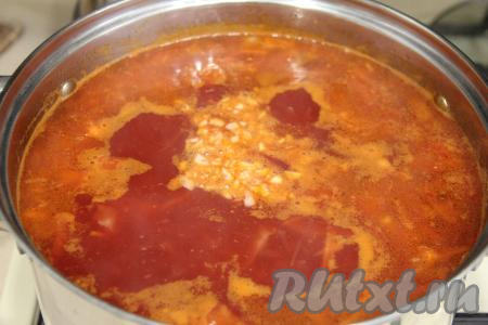 В самом конце варки добавить мелко нарезанные зубчики чеснока, дать закипеть, проварить 2 минуты на небольшом огне и снять с огня. Дать настояться борщу из индейки минут 15-20 под крышкой.