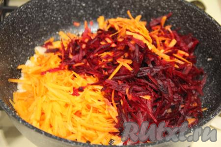 К обжаренному луку добавить свеклу и морковь, натёртые на крупной тёрке, перемешать, влить в сковороду 50 миллилитров бульона из кастрюли, в которой варятся овощи с индейкой. Дать бульону закипеть и тушить овощи минут 10-15 (до мягкости моркови и лука), накрыв сковороду крышкой, на небольшом огне.