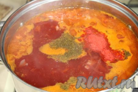 Дать борщу с индейкой закипеть, посолить, приправить любимыми специями и варить ещё 10-15 минут на небольшом огне.