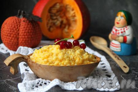 Вкусную, в меру густую кашу, приготовленную из риса и пшена с тыквой на молоке, разложить из чаши мультиварки по тарелкам и, дополнив, по желанию, сливочным маслом, подать к столу.