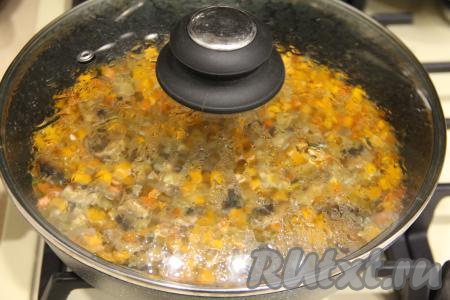 Готовить булгур с овощами и шампиньонами минут 20 (до полного испарения воды). Затем снять сковороду с огня и оставить блюдо под крышкой настояться минут на 10.&nbsp;