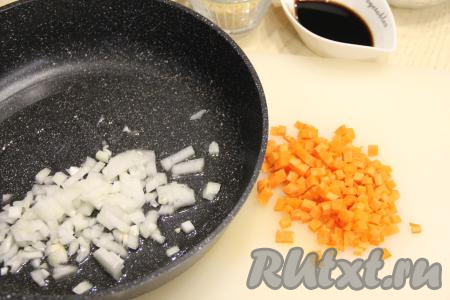 Тыкву очистить от кожуры и семечек с волокнами. Нам понадобится 200 грамм очищенной тыквы. Лук и морковь почистить. В достаточно глубокой сковороде хорошо прогреть растительное масло, выложить мелко нарезанный лук.&nbsp;