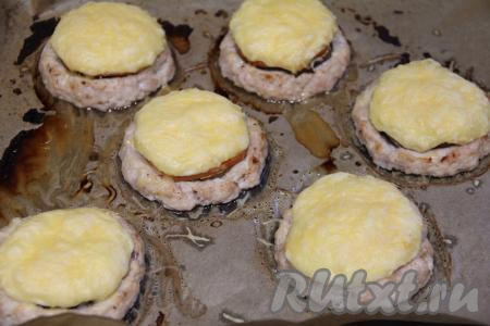 Готовые гнёзда достать из духовки, переложить на тарелку и подать к столу с любым гарниром.