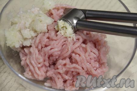 Очистить 1 луковицу, нарезать на кусочки и пропустить через мясорубку в миску с фаршем, сюда же выдавить через пресс 1 очищенный зубчик чеснока.