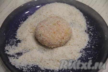 Разделить картофельно-капустную массу на 7 равных частей.&nbsp;Из каждой части сформировать котлету (у нас получатся 7 котлет), обвалять их со всех сторон в панировочных сухарях (или в муке).