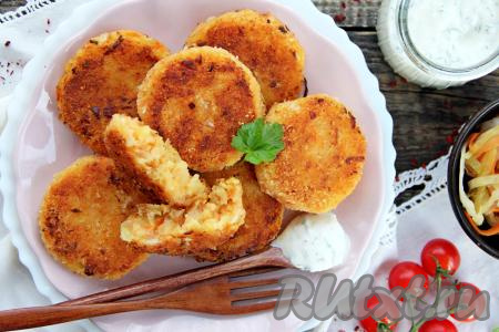 Готовые аппетитные, вкусные, нежные котлеты из  квашеной капусты и картошки переложить на тарелку и, дополнив соусом, подать к столу. В дни Поста их можно подать с томатным соусом, в остальные дни отличным дополнением к ним станет сметанный соус.