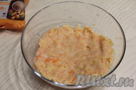 Хорошо вымесить картофельно-капустную массу.&nbsp;