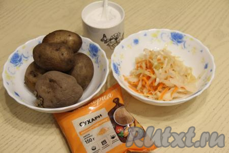 Подготовить продукты для приготовления котлет из квашеной капусты и картошки. Картошку тщательно вымыть, не очищая от кожуры, выложить в кастрюлю, полностью залить водой, поставить на огонь. После закипания воды, уменьшив огонь, отварить до готовности (в течение минут 25-30, готовый картофель будет легко прокалываться вилкой).