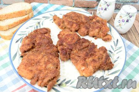 Готовое мясо переложить со сковороды&nbsp;на бумажные салфетки, чтобы убрать лишний жир. А затем можно подавать к столу. Благодаря тому, что филе бёдер курицы, предварительно мариновалось в соевом соусе, мясо получается аппетитным и очень сочным.