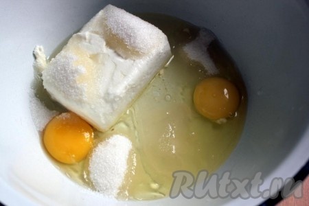 Соедините творог, яйца сахар, растительное масло и перемешайте.
