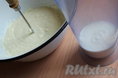 Влейте молоко, снова перемешайте.