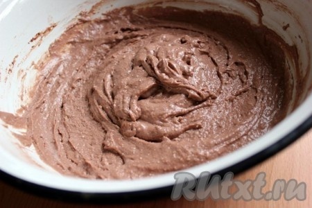 Тщательно перемешайте всё вместе до однородного состояния в тягучее тесто.