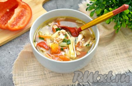 Наваристый, вкусный, ароматный куриный суп, сваренный с лапшой и помидорами, разливаем по тарелкам и сразу подаём к столу. Несмотря на то, что это первое блюдо готовится без картошки, получается оно достаточно сытным.&nbsp;