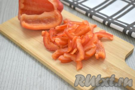 Очищаем болгарский перец от семян, нарезаем на полоски. В закипевший бульон выкладываем нарезанные помидоры, болгарский перец и морковь. Даём супу закипеть, уменьшаем огонь, варим 10-15 минут (морковка должна стать достаточно мягкой).