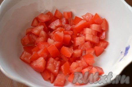 Помидоры разрезать на 2 части, удалить семена, порезать на кубики.