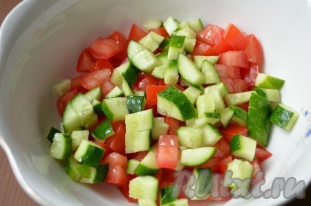 Огурцы порезать также кубиками.