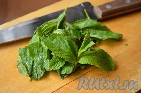 Порезать листья мяты для салата.