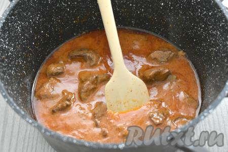 После закипания сметанно-томатного соуса тушим куриную печень 5-6 минут на небольшом огне.&nbsp;&nbsp;
