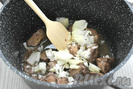 Затем выкладываем к печёнке мелко нарезанный&nbsp;очищенный лук, перемешиваем, обжариваем 3 минуты (до готовности куриной печени). Для того чтобы убедиться в том, что куриная печень готова, нужно сделать на ней разрез, если из него выделяется прозрачный сок (без примесей крови), значит печёнка готова.