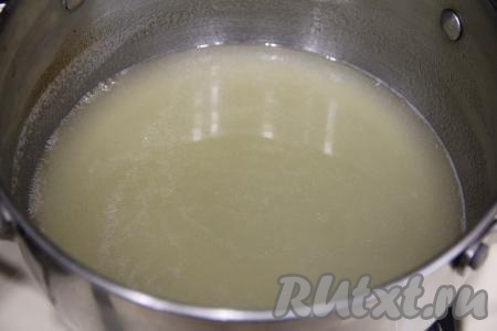 После закипания варить лимонную массу, помешивая, минуты 3 на умеренном огне.&nbsp;