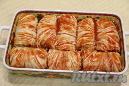 Влить получившийся томатный соус в форму поверх голубцов из пекинской капусты.&nbsp;​​​​​​​Прикрыть форму фольгой и поставить в разогретую до 200 градусов духовку.