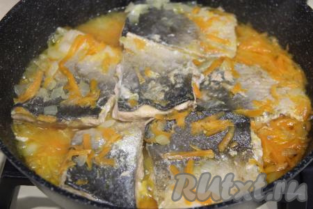 Накрыть сковороду крышкой и тушить горбушу 10 минут на умеренном огне. Если рыба выделит мало жидкости, можно добавить в сковороду 50-100 миллилитров воды, довести до кипения и уменьшить огонь. Затем перевернуть кусочки рыбы на другую сторону и тушить ещё 10 минут под крышкой.