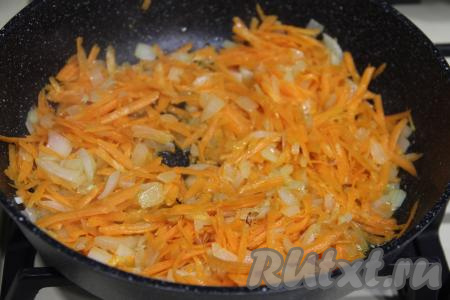 Иногда перемешивая, обжаривать овощи минут 5-7 (до мягкости морковки).
