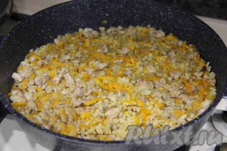 Готовить булгур с фаршем и тыквой минут 20-25 (до полного впитывания воды, булгур должен стать достаточно мягким). Снять сковороду с огня и дать блюду настояться под крышкой в течение минут 15.&nbsp;