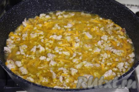 Влить в сковороду 400 миллилитров горячей воды, перемешать.&nbsp;