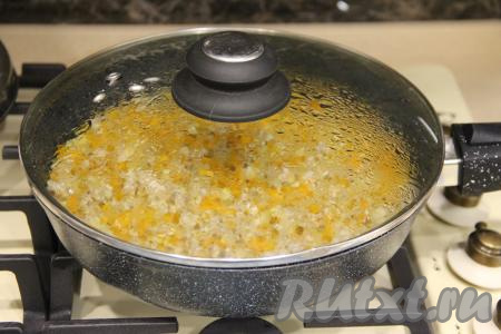 Немного увеличить огонь, дать воде закипеть, накрыть сковороду крышкой, убавить огонь до минимума.&nbsp;