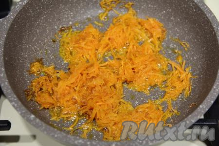 Пока варится картошка, обжарим морковь. Для этого в сковороду нужно влить растительное масло, выложить морковь, натёртую на мелкой тёрке. Обжарить морковь в течение 4-5 минут (до мягкости) на среднем огне, иногда помешивая. Снять с огня.