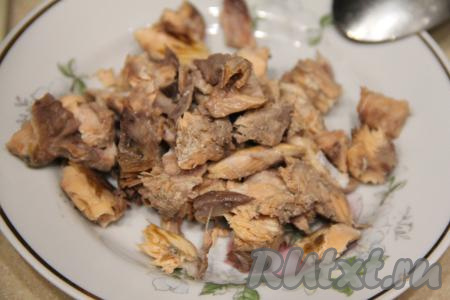 Остывшие кусочки горбуши тщательно отделить от костей. 