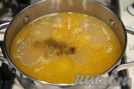 Добавить специи (я всыпала щепотку специй для рыбы), дать закипеть, уменьшить огонь.