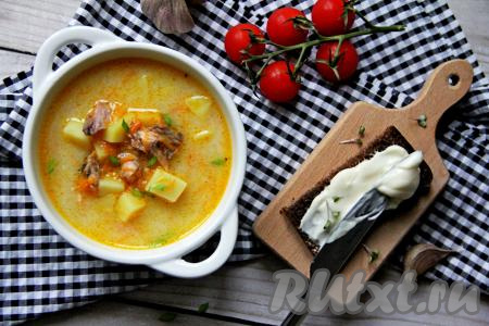 Готовый бархатистый, аппетитный, вкусный, насыщенный сырный суп с горбушей и плавленным сыром разлить по тарелкам и подать к столу.