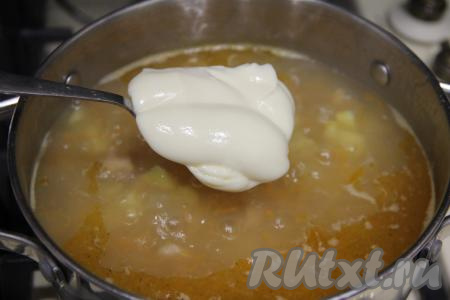 Выложить в кастрюлю плавленный сыр, помешивая, довести сырно-рыбный суп до кипения, посолить по вкусу. Томить, иногда перемешивая, на небольшом огне до полного растворения сыра. Если у вас плавленный сырок, тогда его нужно предварительно нарезать на небольшие кубики, чтобы он быстрее растворился.