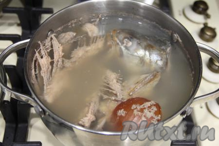 Когда рыбный бульон закипит, снять пену, варить 25 минут на медленном огне.