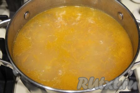 После того как картошка с момента закипания проварится 15 минут, выложить в кастрюлю обжаренную морковь и филе горбуши, отделённое от костей.