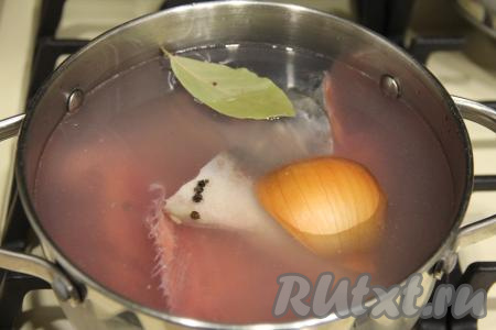 Лук тщательно вымыть, очищать от шелухи его не нужно. Кусочки рыбы промыть под проточной водой, выложить в кастрюлю, в которой будете варить суп, добавить лук в шелухе, лавровый лист и перец горошком, влить 2 литра воды, поставить на сильный огонь.